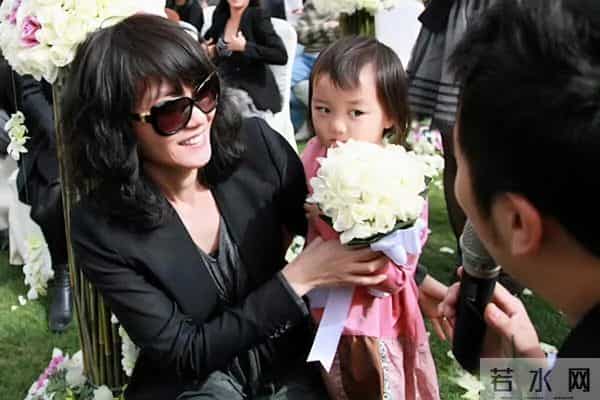 王学兵满头白发去鼓楼西看话剧,身体发福,54岁的他老的认不出了