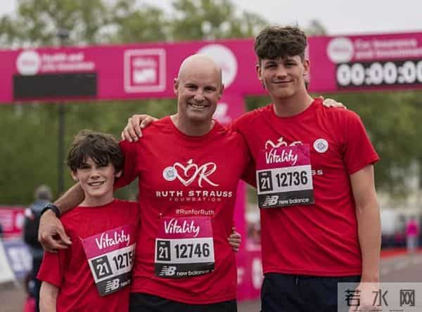 英国板球传奇人物将与小18岁的女友结婚，其前妻7年前病逝