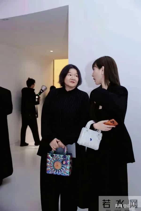 64岁洪晃大变样，瘦了二十斤 背Dior包气质绝，果然人靠衣装马靠鞍