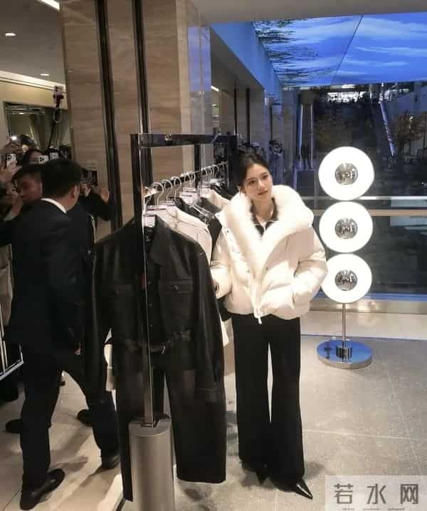 张婧仪现身西安赛格被偶遇 本人脸超小 骨相绝了 真人美得像洋娃娃