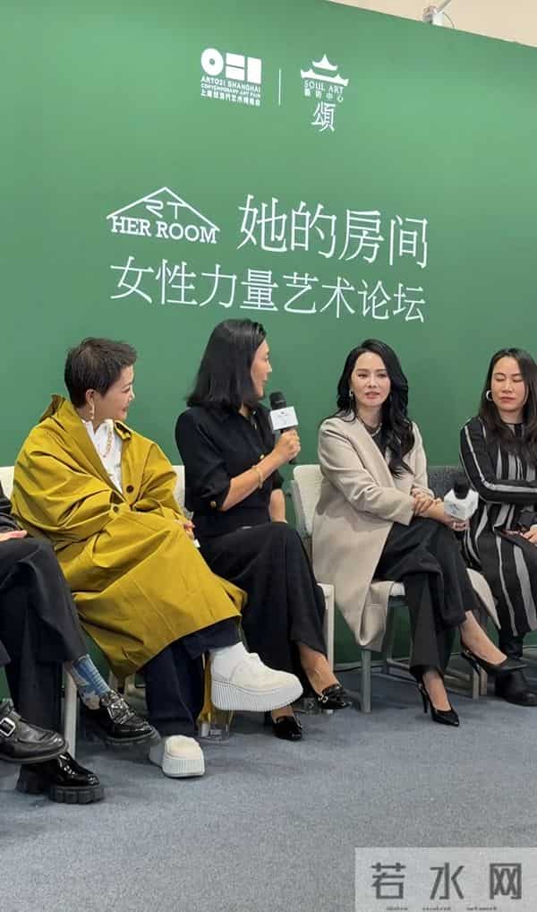 57岁伊能静上海参加活动，穿米大衣温婉优雅，脸部坑洼颈纹多