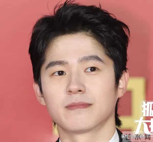 金鸡奖红毯生图来了！倪妮珠宝抢镜，关晓彤背厚，辛芷蕾礼服过季