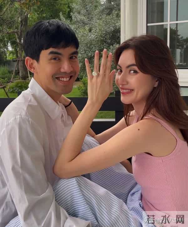 33岁女星嫁大9岁男星!婚戒15克拉,买1800平地建房,写女方名字