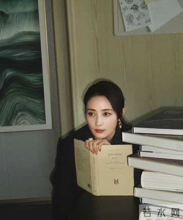 蒋勤勤晒厦门金鸡奖美照,黑条纹西装配马尾,知性精致好惊艳