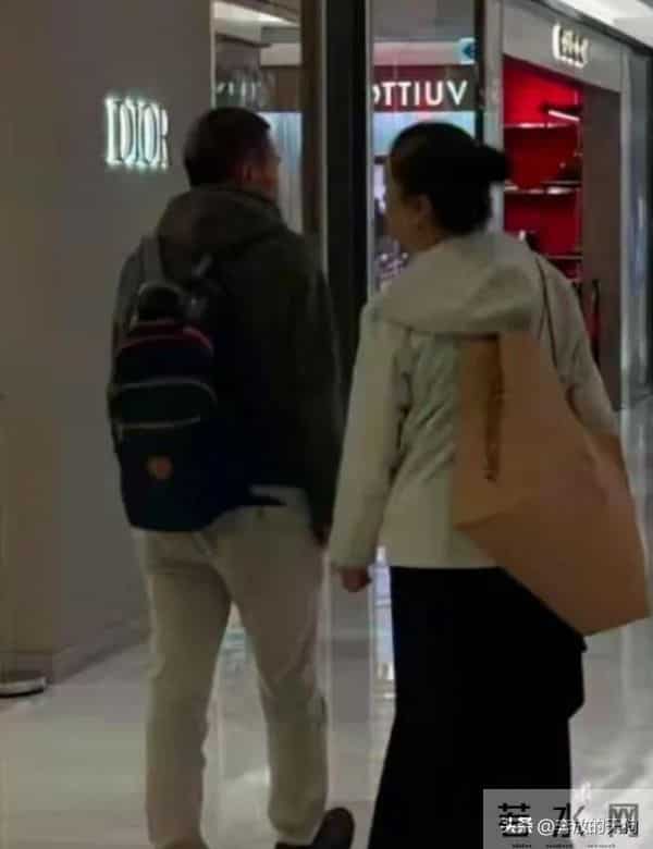 56岁江珊和老公逛街,背超大购物袋满头白发,田小洁耐心陪伴