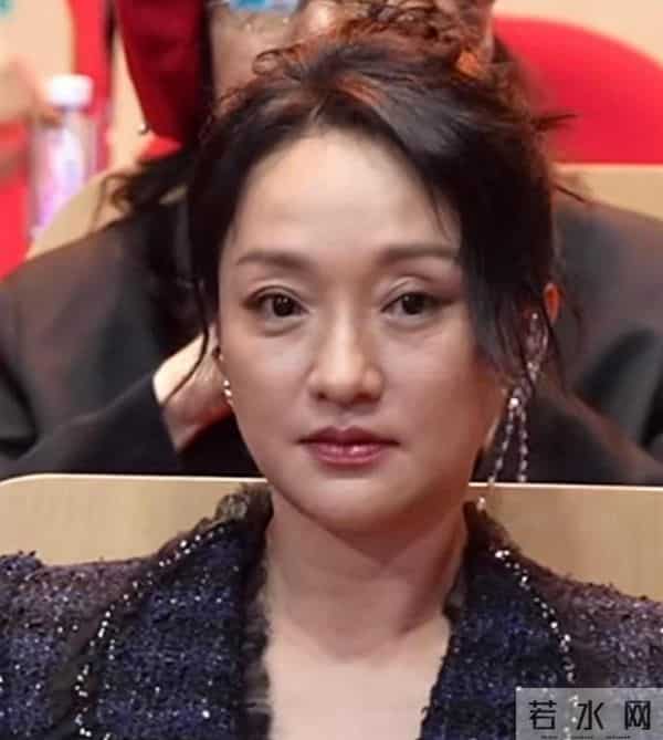 把男人当"玩具"?51岁"无人敢娶"的周迅,走上了另一条道路