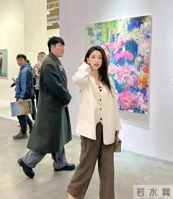 41岁朱珠在上海看艺术展，她穿着白衣，身材苗条，皮肤白皙 太美了