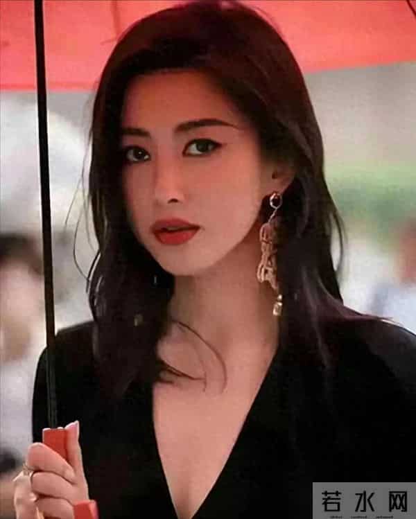 朱珠竟然真空出行边走边喝饮料 这厚度这粗度还有腰身 这样穿舒服吗