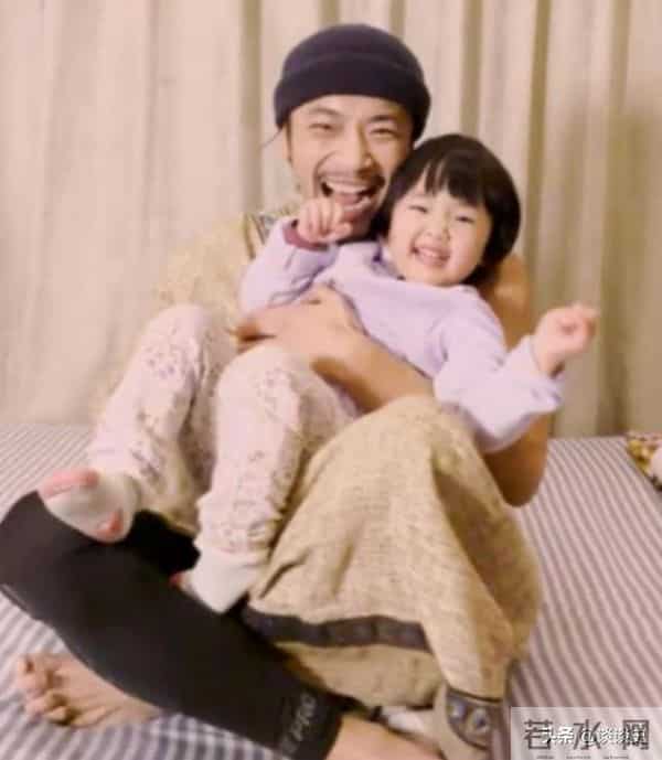 母亲是影后，丈夫是著名演员，公公是央视名嘴，34岁的她在当网红