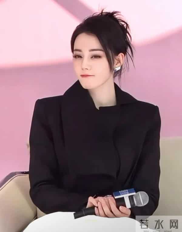 迪丽热巴惊艳亮相红星美凯龙,土味十足的雨伞到她手里都变高级了