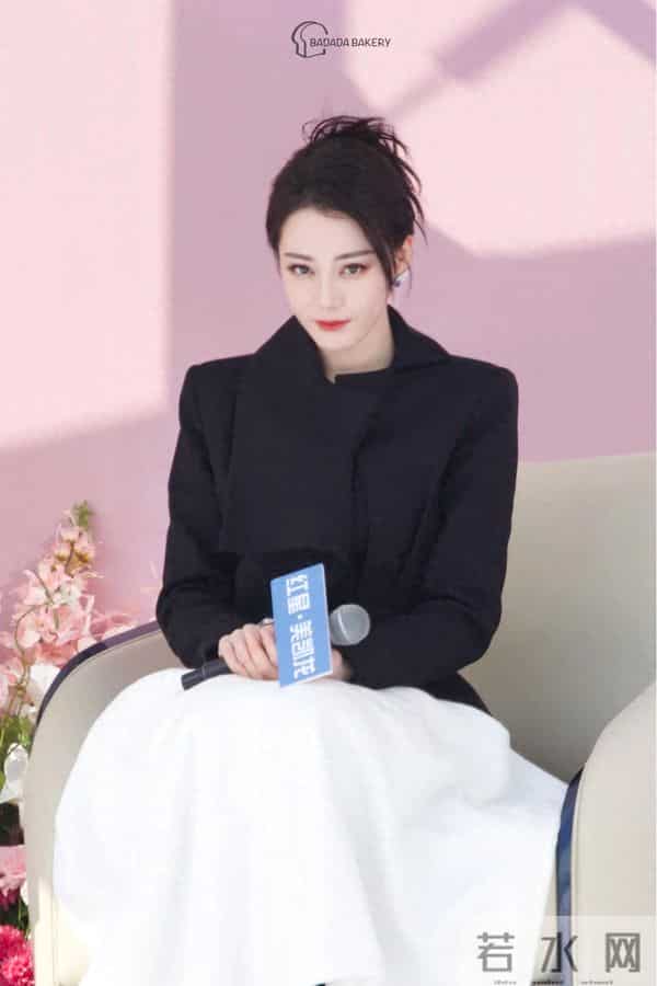 迪丽热巴现身南京!脖子前倾严重依旧在咳嗽,给主持人打伞好暖心