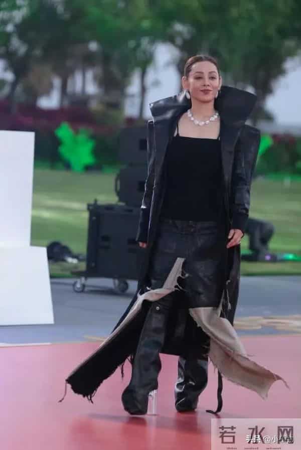 金鸡这晚 佟丽娅美貌惊人 宁静穿搭太灾难 露背装的陈都灵超惊艳