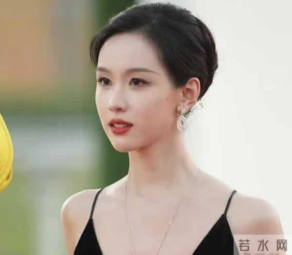 厦门这一夜,美艳四射的辛芷蕾和倪妮,败给了全&39;裹&39;出镜的宁静