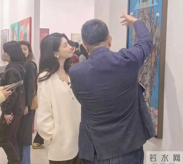 41岁朱珠在上海看艺术展，她穿着白衣，身材苗条，皮肤白皙 太美了