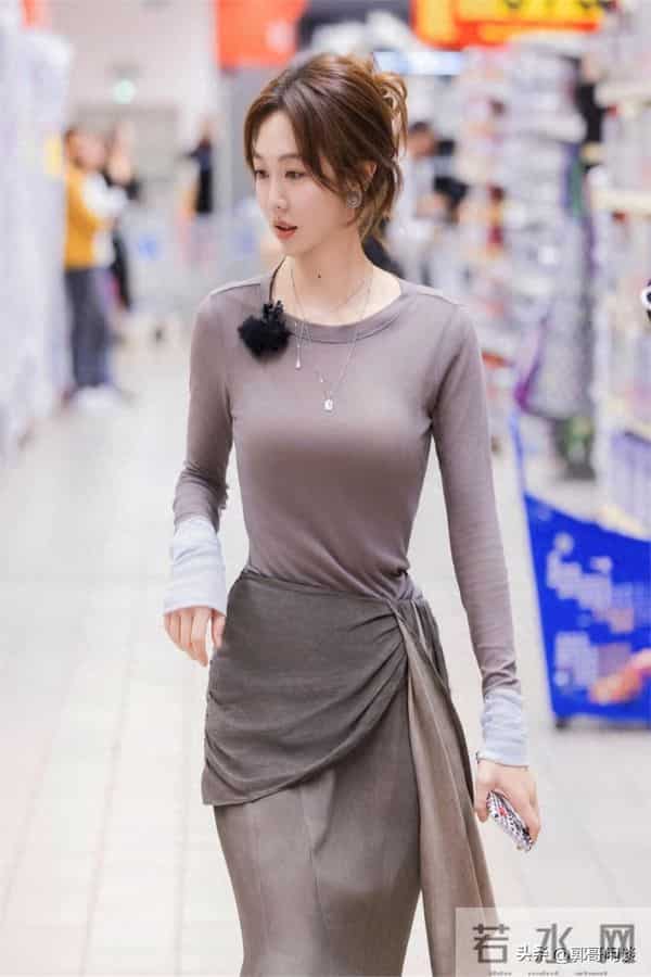 这件姜妍撞色套装也太绝了吧！将好身材展现的淋漓尽致！