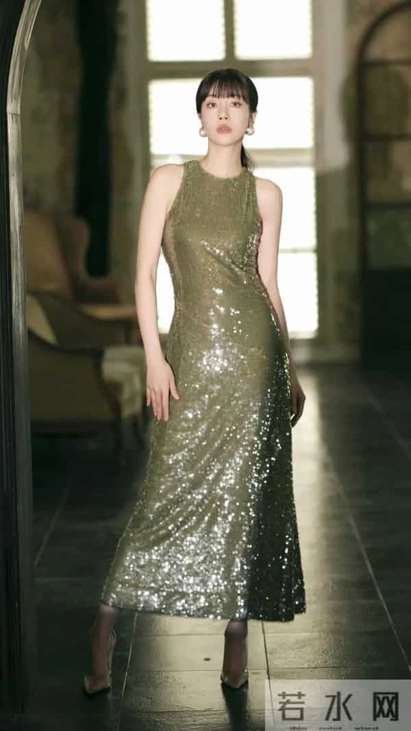 李溪芮紧身包臀裙透明高跟鞋