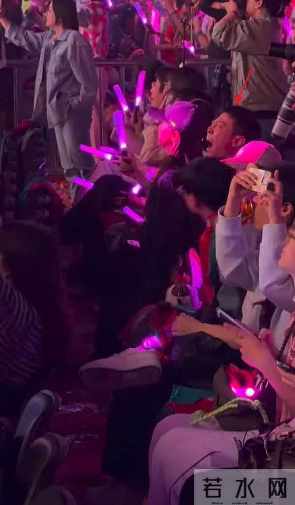 董璇夫妇看大张伟演唱会，张维伊困到不停打哈欠，不忘护着老婆