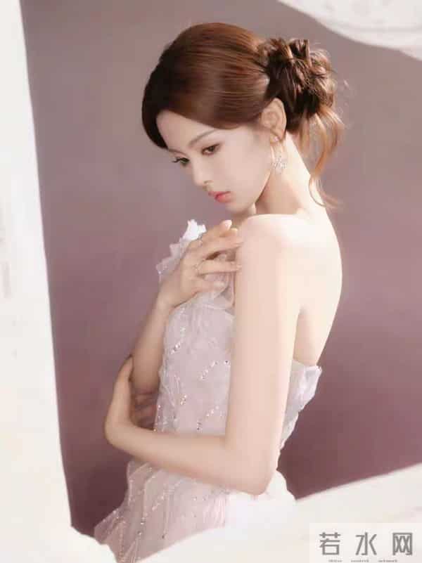 杨超越：如何将清纯与性感完美融合，打造个性魅力的时尚典范