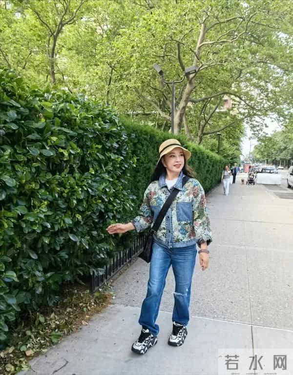 74岁刘晓庆穿碎花牛仔外套搭配破洞牛仔裤,状态依然年轻
