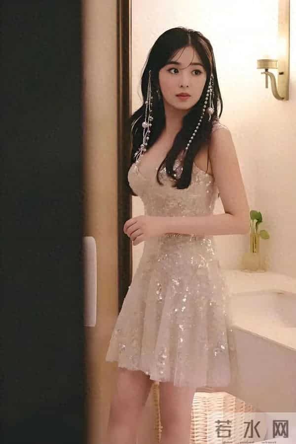 酸酸甜甜的张含韵,本以为她是甜妹,没想到身材这么好