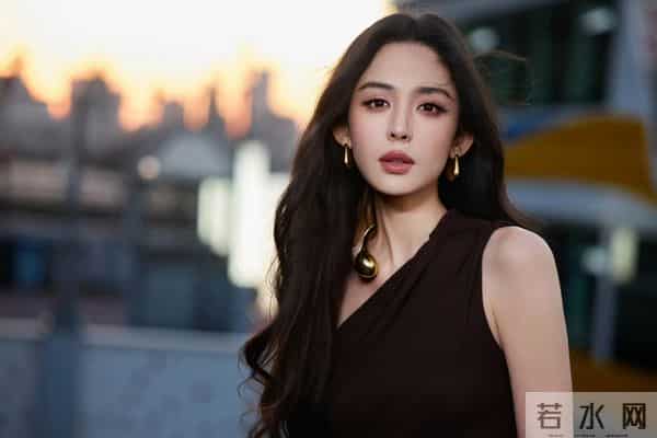 古力娜扎斜肩连衣裙,绝美