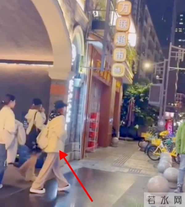 赵露思四川吃火锅被偶遇,打扮的很可爱,网友:像刚放学的小学生