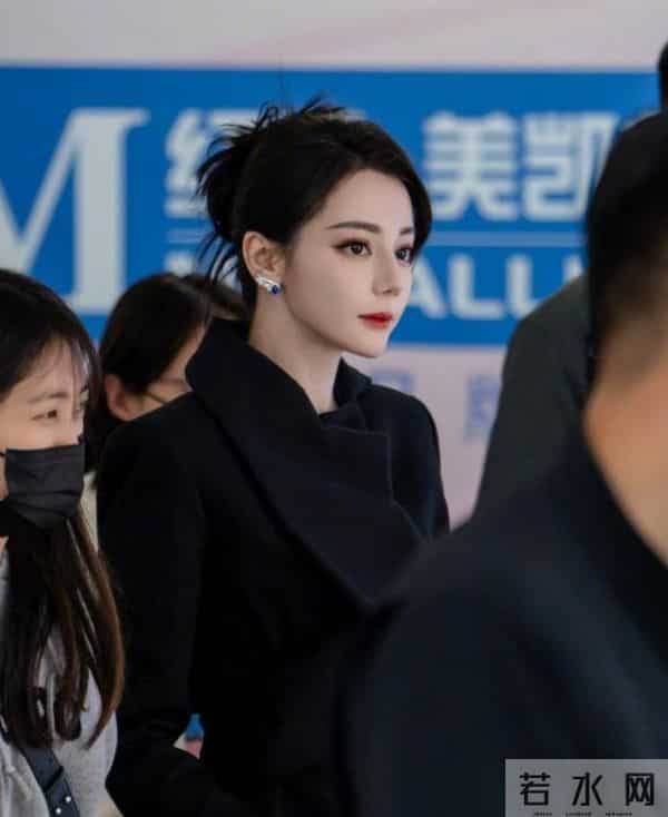 迪丽热巴空降家居城！五官锋利皮肤紧致，与连病仨月状态差别大