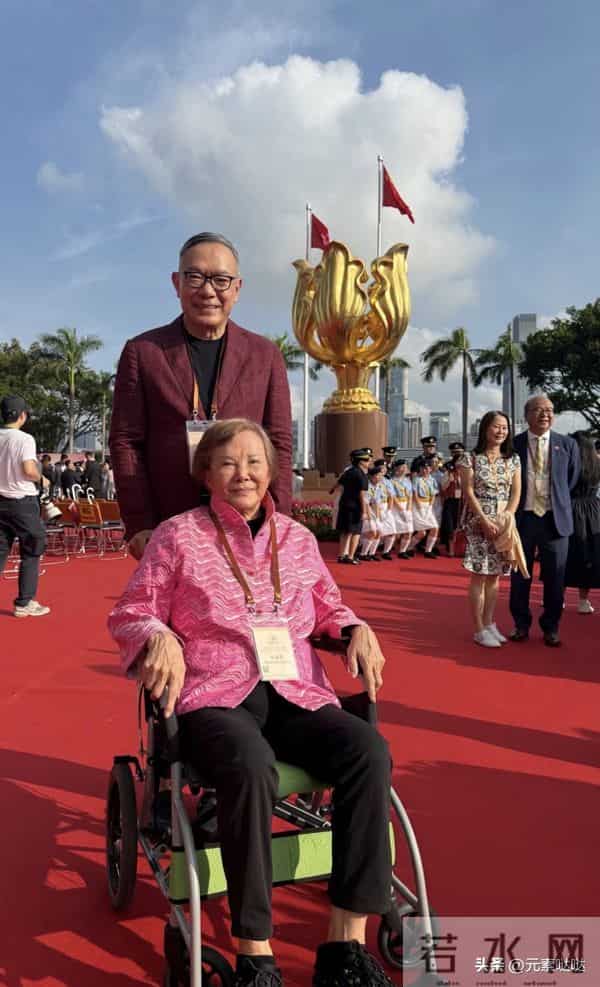 81岁白韵琴在江门旅游，与小15岁丈夫依偎像母子，谢伟俊感慨颇深