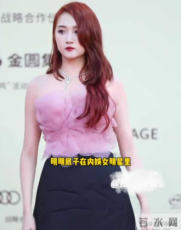 金鸡奖红毯:关晓彤衣服太丑,叶童装嫩,宋佳大露背,倪妮赢麻了