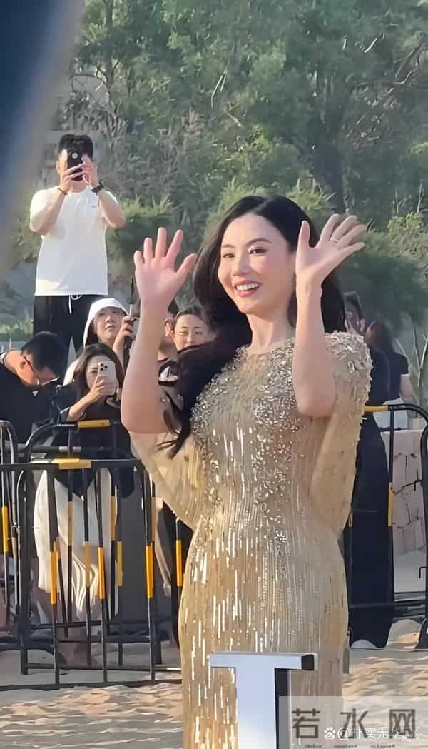 45岁张柏芝生图流出，膀大腰圆，身材发福，别说还挺性感