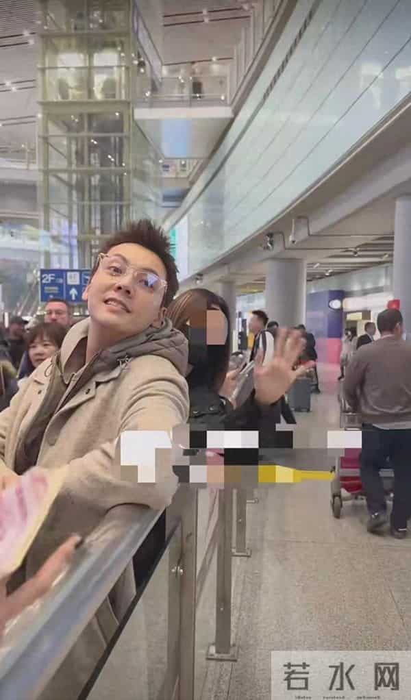 陈伟霆妈妈飞北京看孙子!婆媳第一次见面,何穗大胆拍辣照迎接!