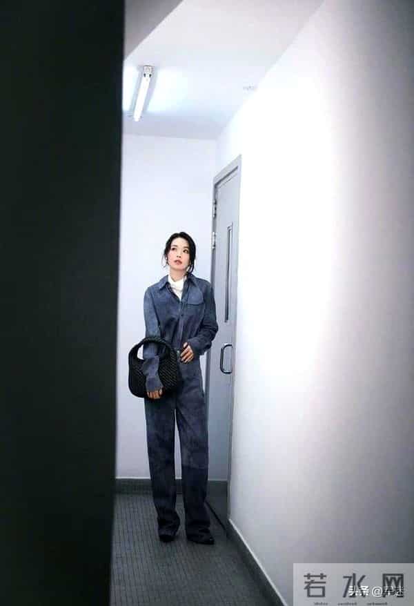 49岁舒淇真的太会穿了,灰色工装,别有一番风味
