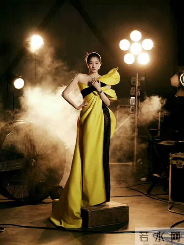 关晓彤金鸡奖红毯造型,优越的头身比,优雅贵气把这身驾驭得太好