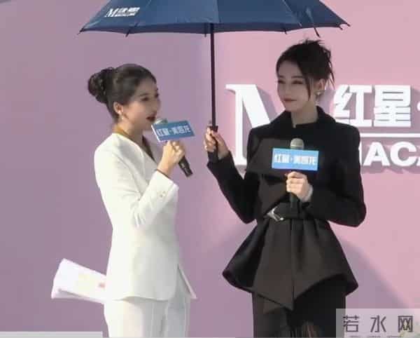 迪丽热巴现身南京!脖子前倾严重依旧在咳嗽,给主持人打伞好暖心