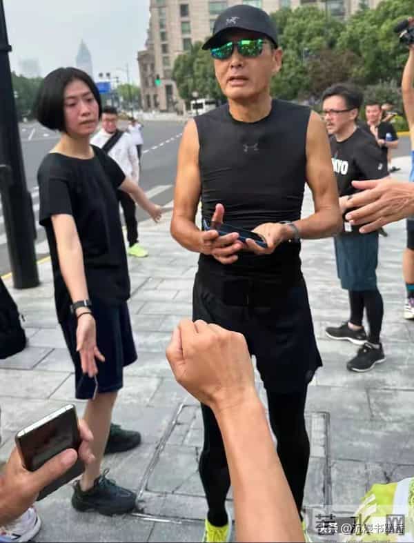 70岁周润发“逆生长”！染黑发刮胡子胖20斤 梦回上海滩 小孩看呆了