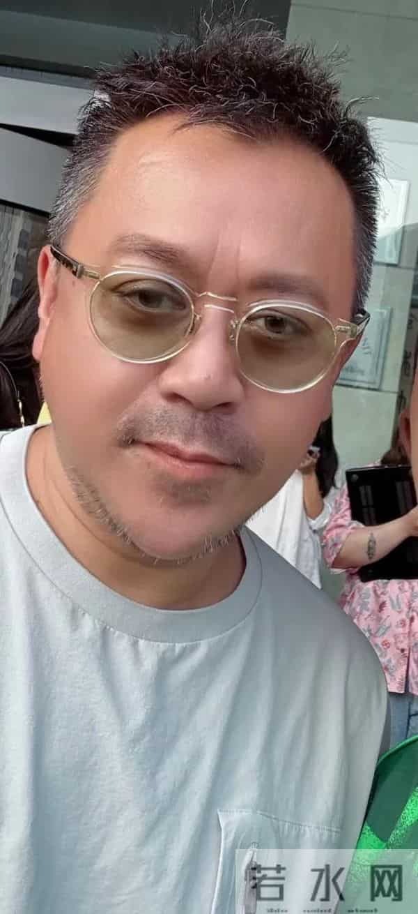 王学兵满头白发去鼓楼西看话剧,身体发福,54岁的他老的认不出了