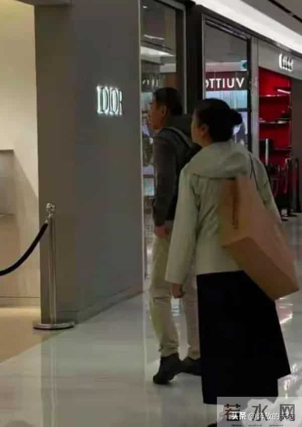 56岁江珊和老公逛街,背超大购物袋满头白发,田小洁耐心陪伴