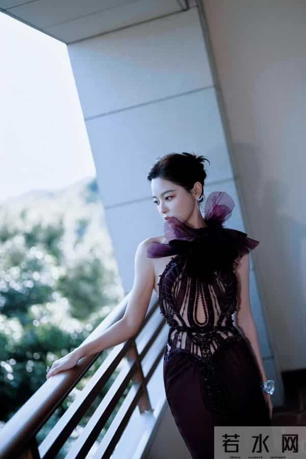 精修图VS生图：关晓彤膀大腰圆，倪妮老气了不少，辛芷蕾选错裙子