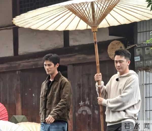 51岁主持人方琼:嫁给电视台领导,21岁儿子不仅长得像她还是学霸