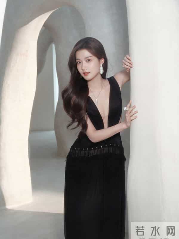 卢昱晓妩媚多姿性感神秘