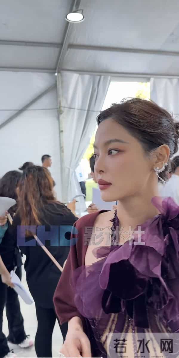 辛芷蕾亮相金鸡奖,穿紫色花朵高定优雅大气,还差点被裙摆绊倒!