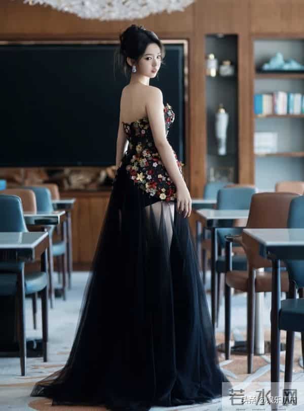 李柯以亮相金鸡奖红毯 抹胸短裙搭黑纱 个高腿长 气质颜值不输女明星