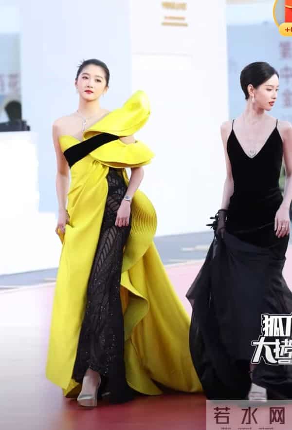 老天开眼了!关晓彤终于穿对 像神女下凡,辛芷蕾穿成紫茄子 好搞笑