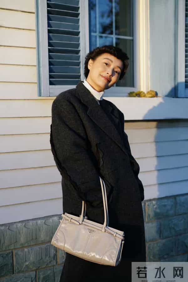 吴越晒冬日美照并黑大衣配白内搭配短卷发,气质温婉又高级