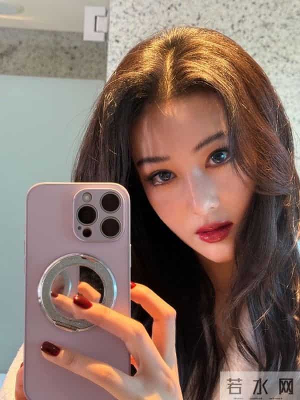 张馨予对镜自拍美图