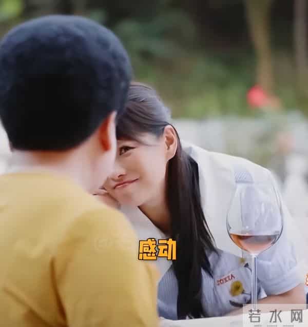 面相变了！伊能静现身艺术论坛皮松肉垮，穿奶奶裤难掩疲态显老态