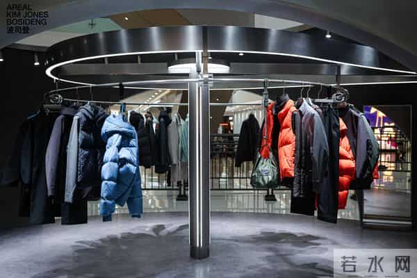 傅菁亮相波司登全新「AREAL」限时快闪店 对话杭州时尚kol