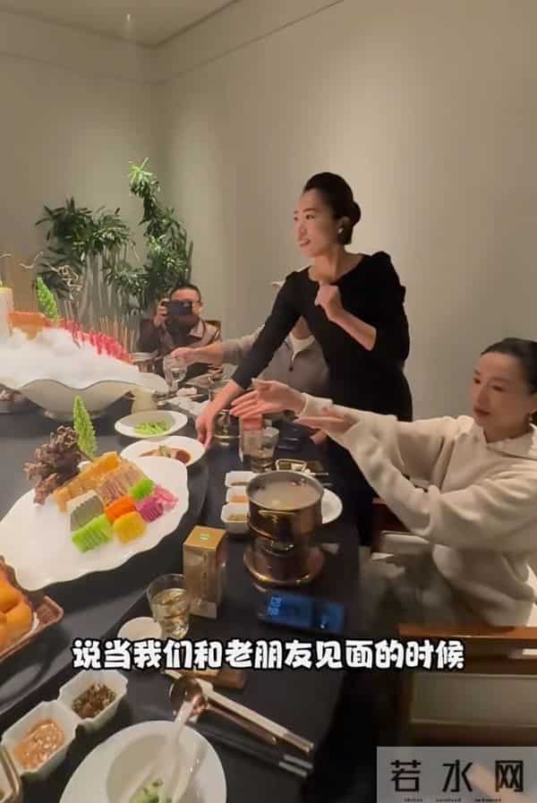 董洁和圈内好友聚餐,一人一瓶茅台显壕气!董洁脸色通红疑喝高!