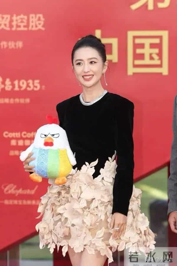 金鸡这晚 佟丽娅美貌惊人 宁静穿搭太灾难 露背装的陈都灵超惊艳