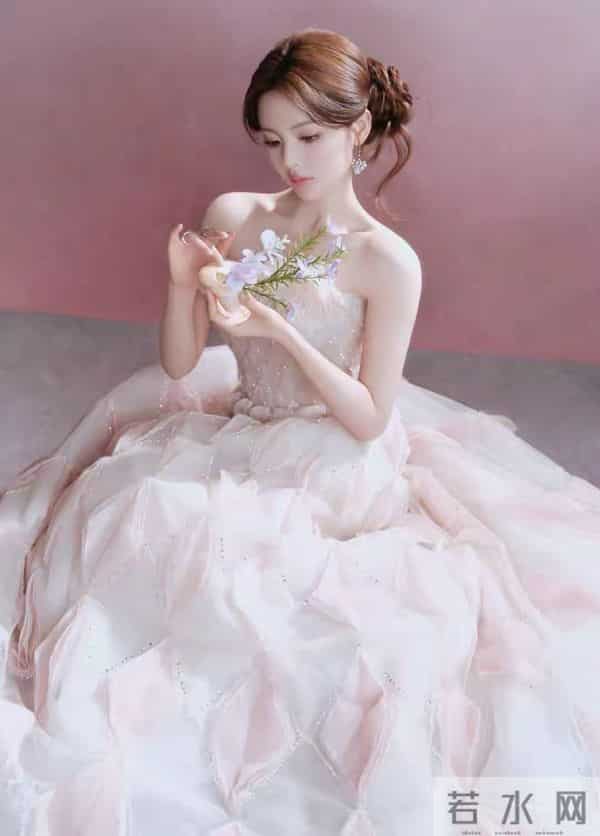 杨超越：如何将清纯与性感完美融合，打造个性魅力的时尚典范